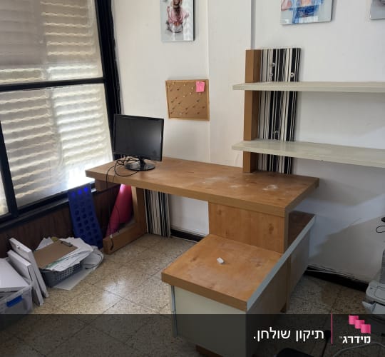 תליית תמונות, התקנת מדפים והרכבת שולחן כתיבה בחדר עבודה